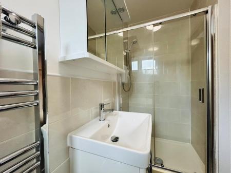 4 bedroom Apartment to let in Quarn Gardens, Derby, DE1