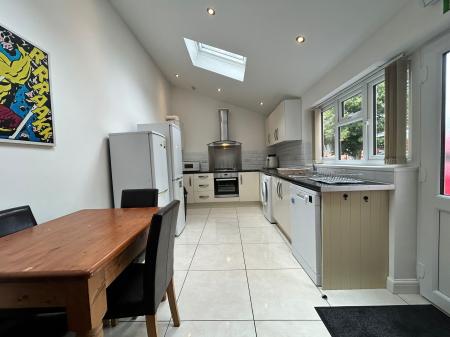 4 bedroom Apartment to let in Quarn Gardens, Derby, DE1