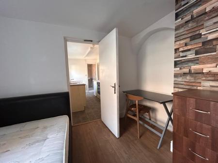 1 bedroom Studio flat to let in Flat 3, 157 UNR