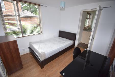 1 bedroom Studio flat to let in Flat 3, 157 UNR