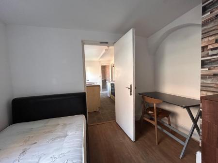 1 bedroom Studio flat to let in Flat 3, 157 UNR
