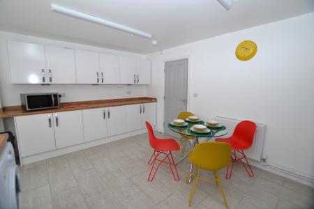 4 bedroom Town house to let in Mundy Close, Derby, DE1