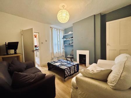 1 bedroom Terraced House to let in Upstairs back Floor bedroom