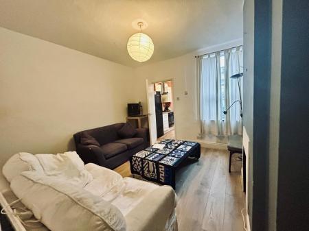 1 bedroom Terraced House to let in Upstairs back Floor bedroom