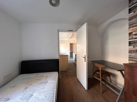1 bedroom Studio flat to let in Flat 3, 157 UNR