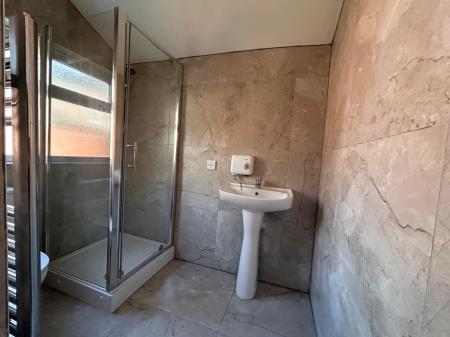 1 bedroom Studio flat to let in Flat 3, 157 UNR