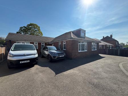 4 bedroom Bungalow for sale in Goodsmoor Road, Derby, Littleover, DE23