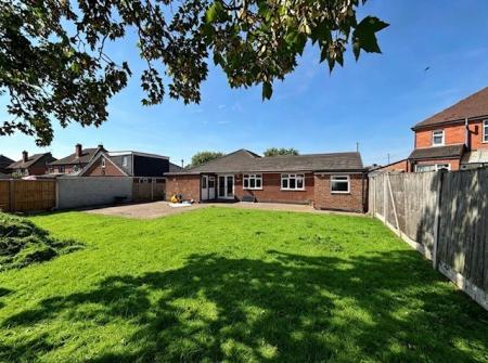 4 bedroom Bungalow for sale in Goodsmoor Road, Derby, Littleover, DE23