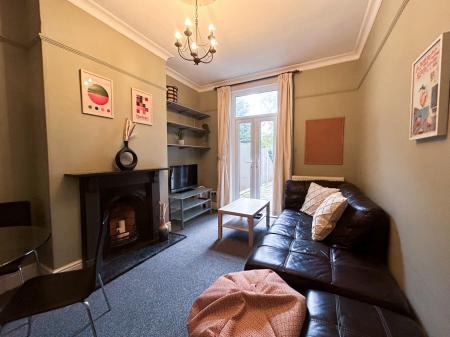 1 bedroom House share to let in Room 2