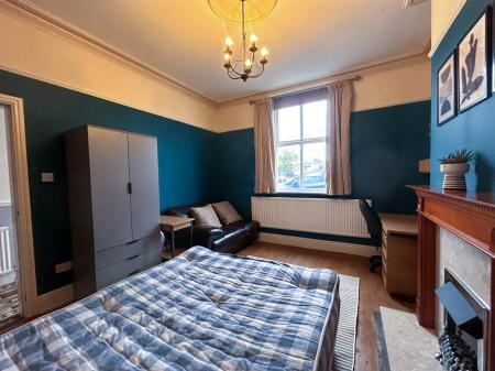 1 bedroom House share to let in Room 2
