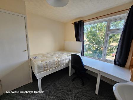 8 bedroom Terraced House to let in Comet Road, Hatfield, AL10