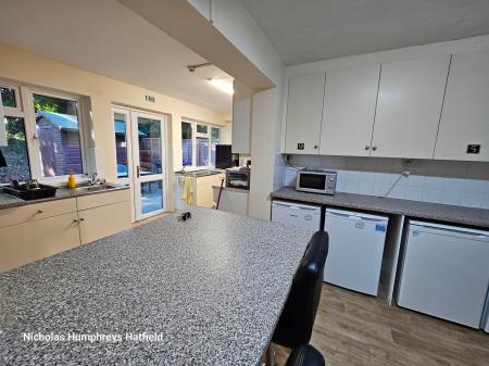 8 bedroom Terraced House to let in Comet Road, Hatfield, AL10