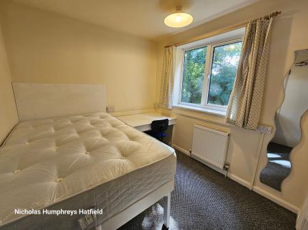 8 bedroom Terraced House to let in Comet Road, Hatfield, AL10