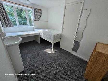 8 bedroom Terraced House to let in Comet Road, Hatfield, AL10