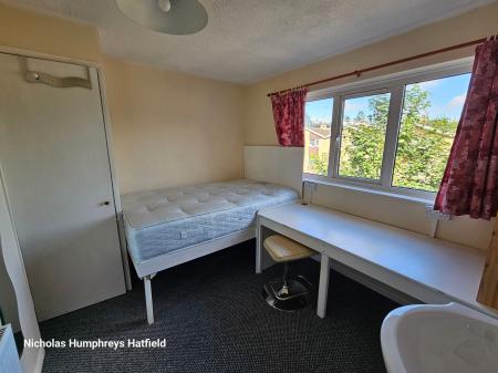 8 bedroom Terraced House to let in Comet Road, Hatfield, AL10