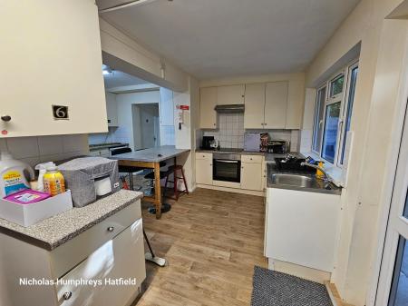 8 bedroom Terraced House to let in Comet Road, Hatfield, AL10