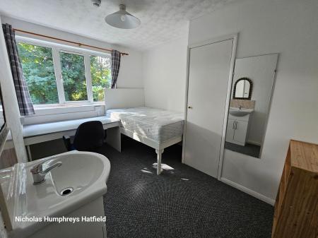 8 bedroom Terraced House to let in Comet Road, Hatfield, AL10