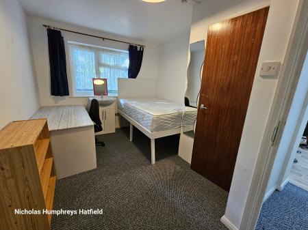 8 bedroom Terraced House to let in Comet Road, Hatfield, AL10