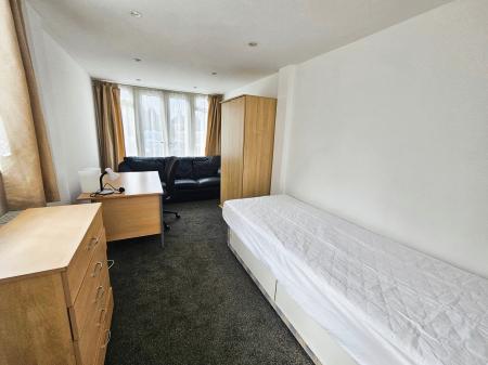 6 bedroom Terraced House to let in De Havilland Close, Hatfield, AL10