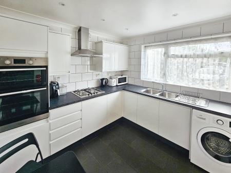 6 bedroom Terraced House to let in De Havilland Close, Hatfield, AL10