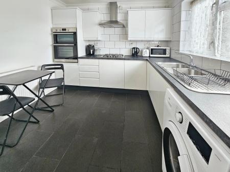 6 bedroom Terraced House to let in De Havilland Close, Hatfield, AL10