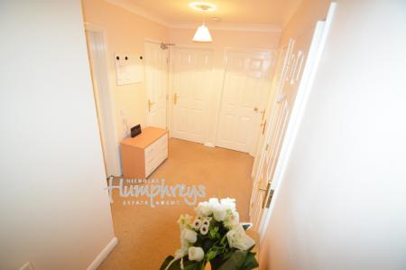 3 bedroom Flat to let in Mosquito Way, Hatfield, AL10
