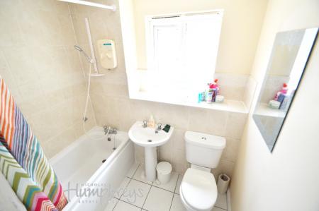 3 bedroom Flat to let in St Lukes Court, Hatfield, AL10