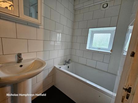 4 bedroom Terraced House to let in Willow Way, Hatfield, AL10