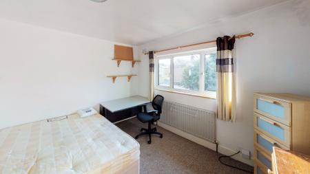 4 bedroom Flat to let in Briars Wood, Hatfield, AL10