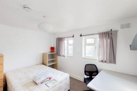 4 bedroom Flat to let in Briars Wood, Hatfield, AL10