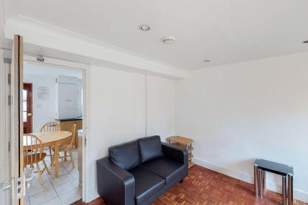 4 bedroom Flat to let in Briars Wood, Hatfield, AL10