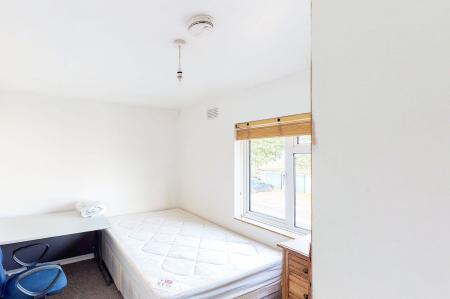 4 bedroom Flat to let in Briars Wood, Hatfield, AL10