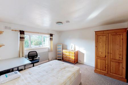 4 bedroom Flat to let in Briars Wood, Hatfield, AL10