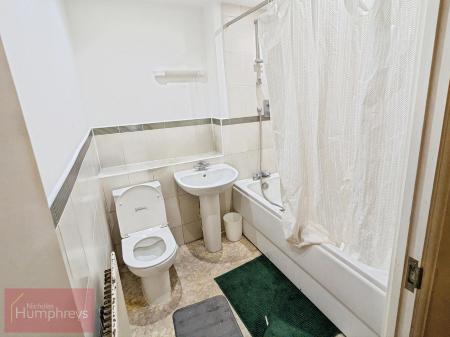 3 bedroom Flat to let in Mosquito Way, Hatfield, AL10