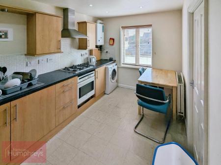 3 bedroom Flat to let in Mosquito Way, Hatfield, AL10