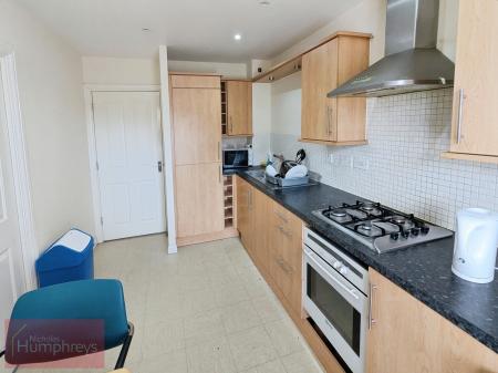 3 bedroom Flat to let in Mosquito Way, Hatfield, AL10
