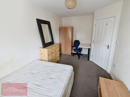 3 bedroom Flat to let in Mosquito Way, Hatfield, AL10