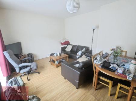 5 bedroom Flat to let in Meadow Croft, Hatfield, AL10