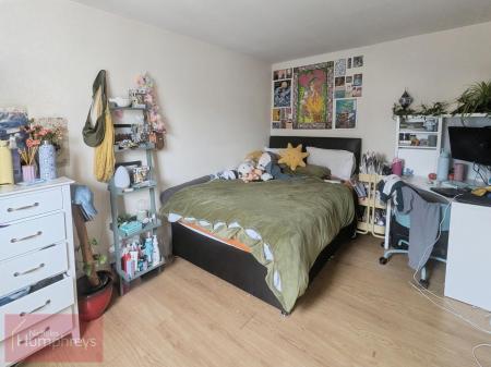 5 bedroom Flat to let in Meadow Croft, Hatfield, AL10