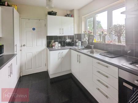 5 bedroom Flat to let in Meadow Croft, Hatfield, AL10