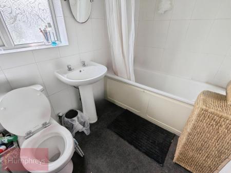 5 bedroom Flat to let in Meadow Croft, Hatfield, AL10