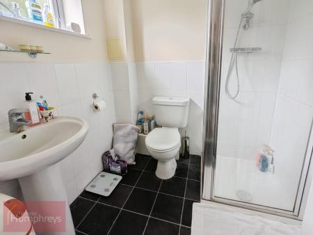 4 bedroom Flat to let in Aviation Avenue, Hatfield, AL10