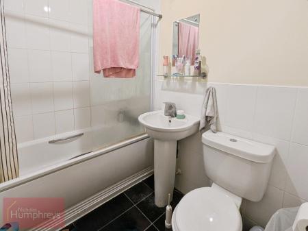 4 bedroom Flat to let in Aviation Avenue, Hatfield, AL10