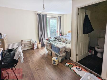4 bedroom Flat to let in Aviation Avenue, Hatfield, AL10