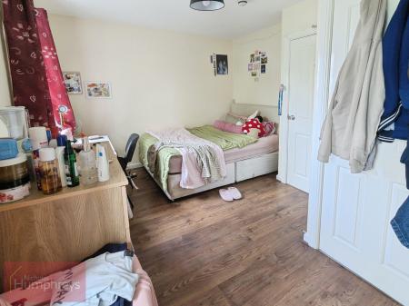4 bedroom Flat to let in Aviation Avenue, Hatfield, AL10