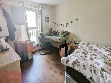 4 bedroom Flat to let in Aviation Avenue, Hatfield, AL10