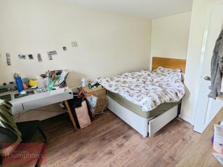 4 bedroom Flat to let in Aviation Avenue, Hatfield, AL10