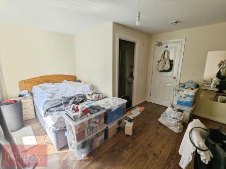 4 bedroom Flat to let in Aviation Avenue, Hatfield, AL10