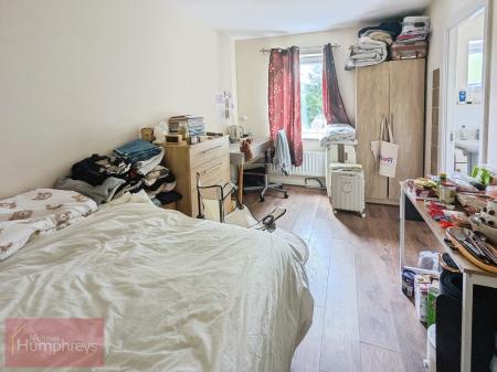 4 bedroom Flat to let in Aviation Avenue, Hatfield, AL10