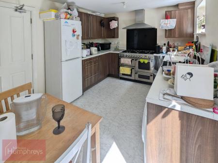 4 bedroom Flat to let in Aviation Avenue, Hatfield, AL10